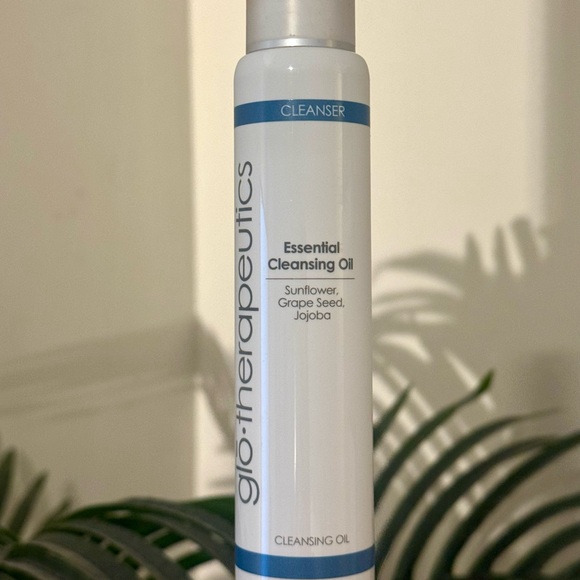 + FREE GIFT with Purchase! Glo Therapeutics Cleansing Oil - Sealed (Unboxed) - Picture 1 of 3